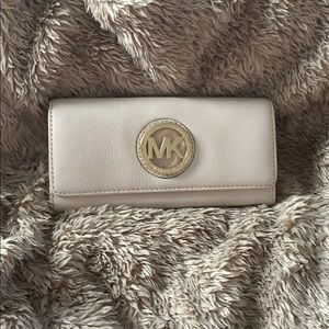 Great condition MK wallet 🌸👜